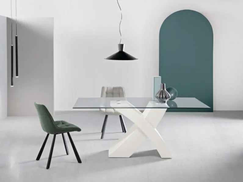 Tavolo Raul con top in vetro e base effetto legno di Ikone Casa