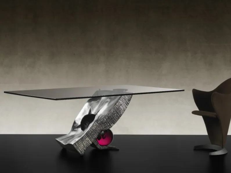 Tavolo di design con basamento in ferro battuto spazzolato e verniciato con sfera in vetro di Murano rosso e piano in vetro trasparente Impact 72 di Reflex