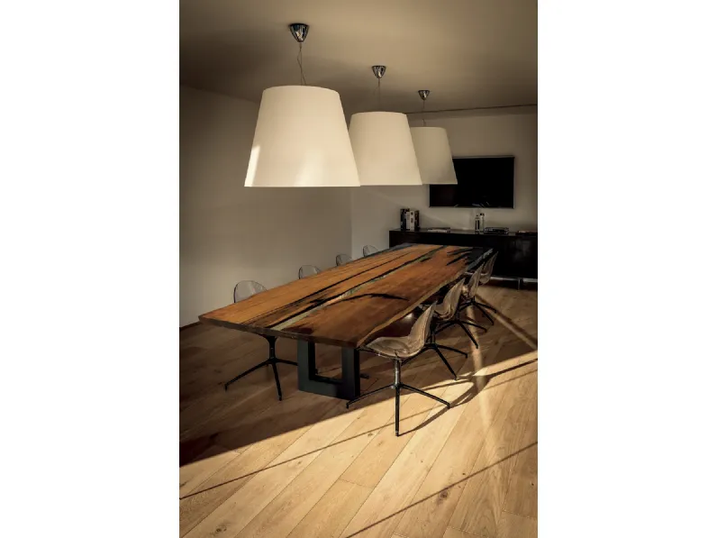 Tavolo Kauri Beam realizzato in legno massello di Kauri e resina con base in ferro di Riva1920