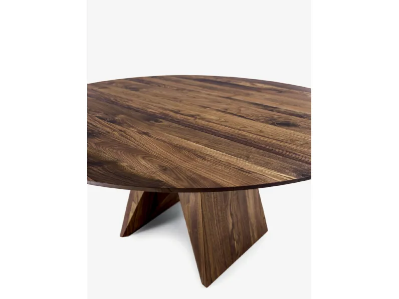 Tavolo Miya in legno massello con gambe dalla forma geometrica di Riva1920