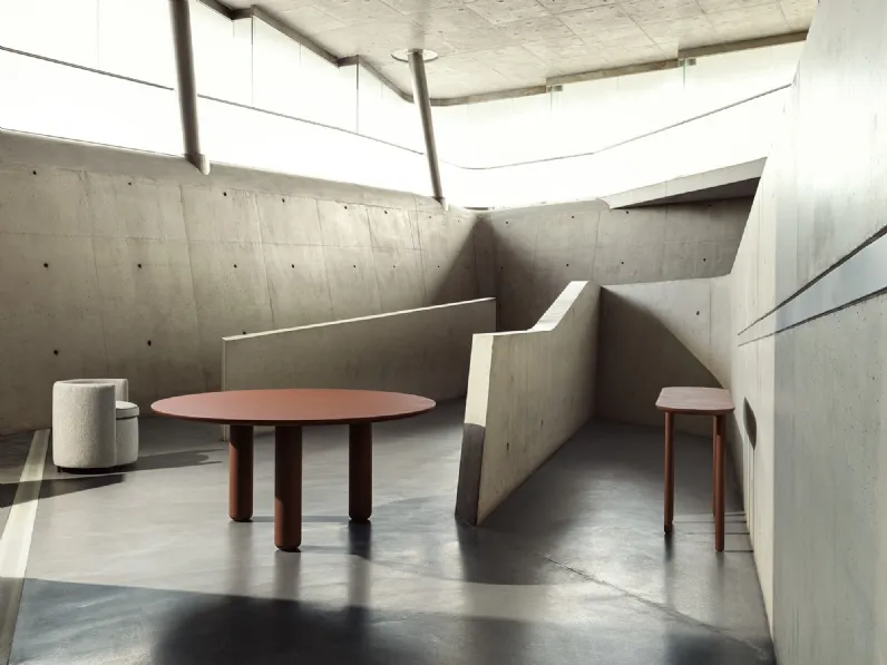 Tavolo Roll-o in legno finitura effetto spatolato di Frigerio