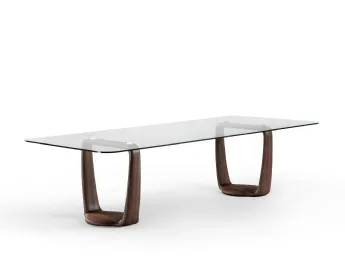 Il tavolo rettangolare Saddle in cristallo di Porada unisce design e funzionalità.