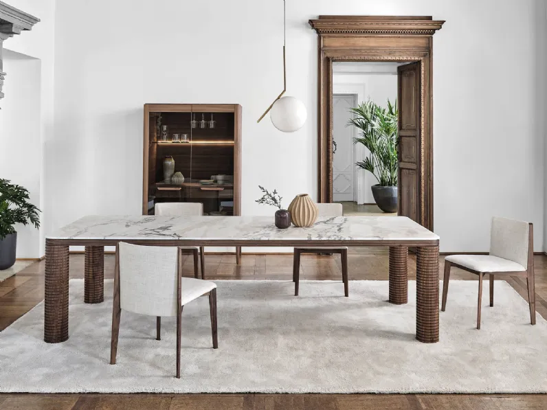 Tavolo Sansiro con top in marmo di Porada