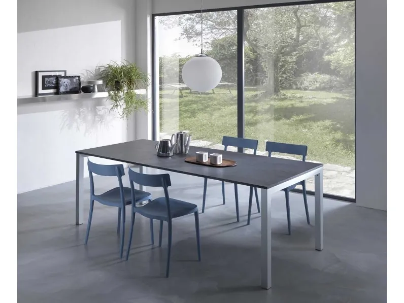 Tavolo allungabile Al Centimetro in nobilitato materico con gambe in alluminio di Sedie Brianza