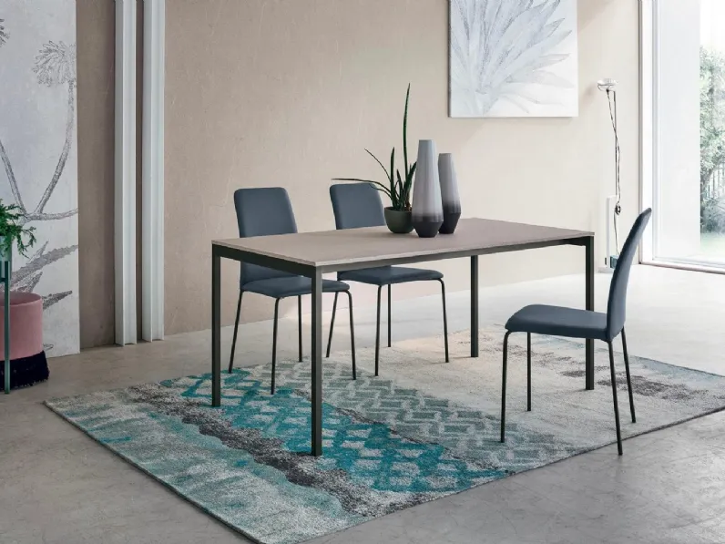 Tavolo Oscar con piano in materico pietra piasentina e struttura in metallo antracite di Sedit