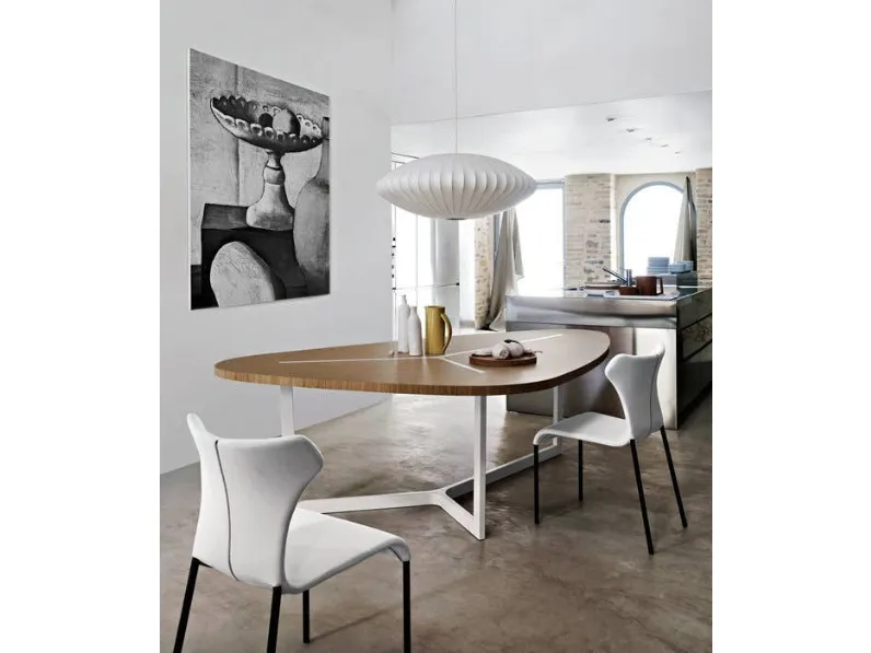 Tavolo Seven in fibra di legno MDF light impiallacciato con struttura in acciaio di B&B Italia