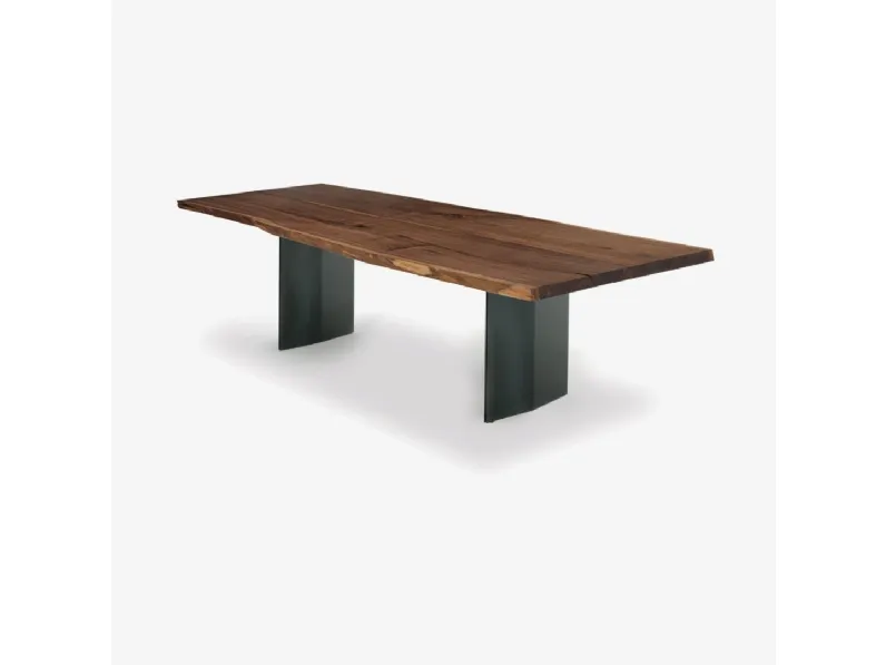 Tavolo Sky-Natura Plank in legno massello composto da due tavole uniche con bordi naturali e fuga centrale con  gambe in ferro di Riva1920