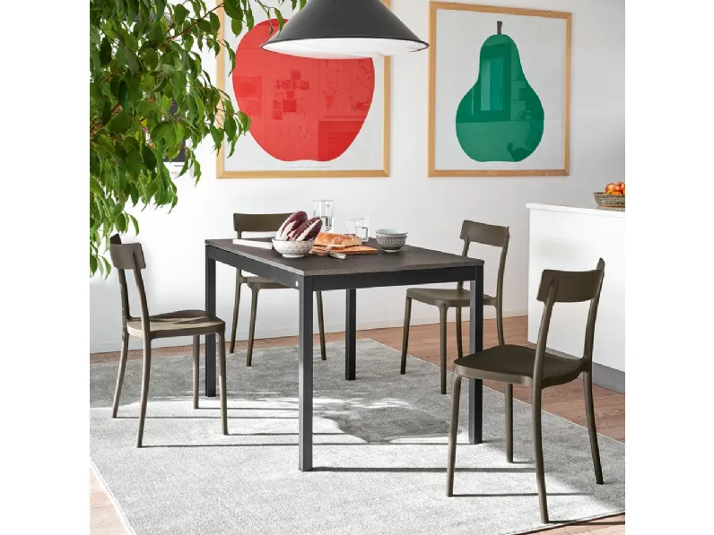 Tavolo allungabile con piano in nobilitato beton grigio e gambe in metallo grigio opaco Snap di Connubia