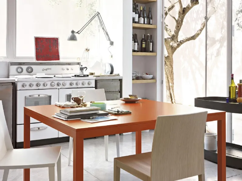 Tavolo Sosia laccato opaco di Lema