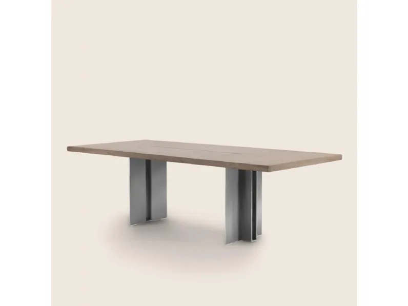 Tavolo Spello con piano in legno e struttura in metallo verniciato di Flexform