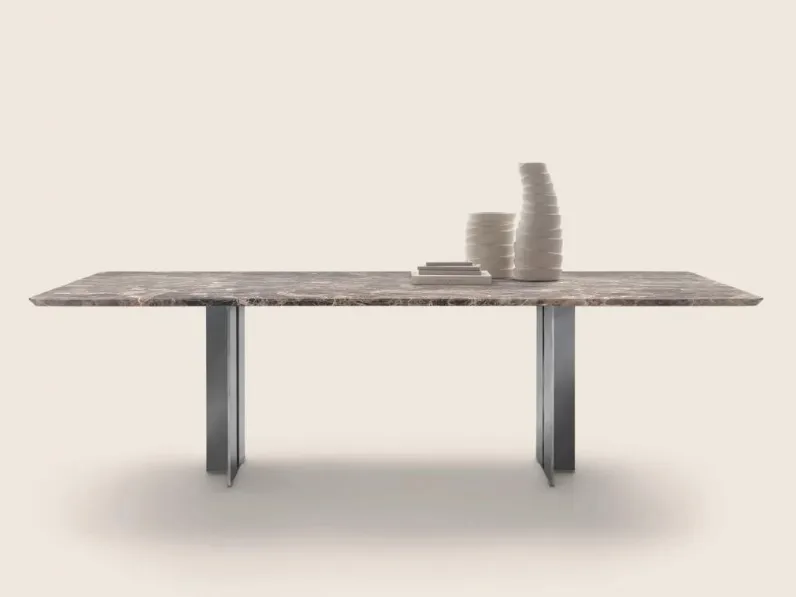 Tavolo Spello con top in marmo e base in metallo verniciato di Flexform