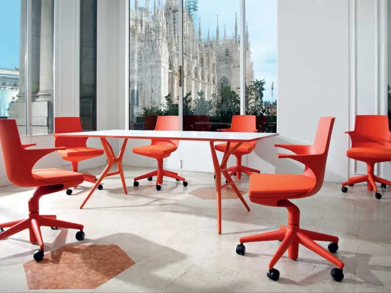 Tavolo Spoon con top in laminato e base in polipropilene di Kartell