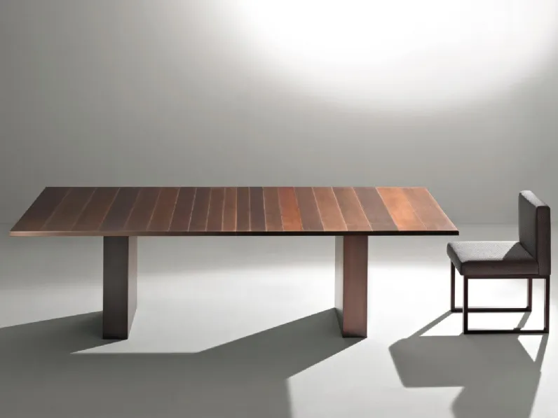 Tavolo totalmente rivestito in rame brunito ST 51 di Laura Meroni