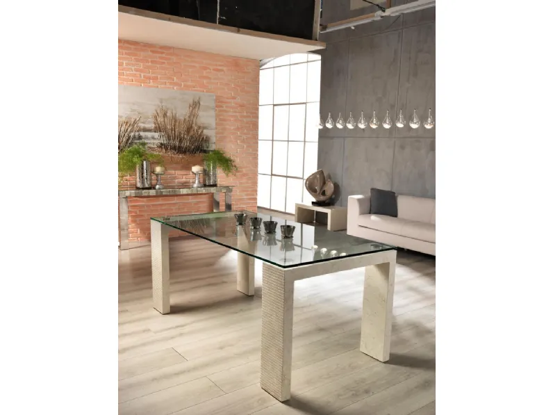 Tavolo rettangolare Millerighe con top in vetro e base in pietra fossile di Stones