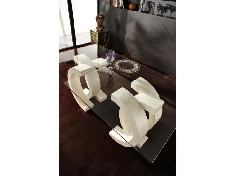 Tavolo con base scultorea in pietra fossile e top in vetro Olimpia di Stones