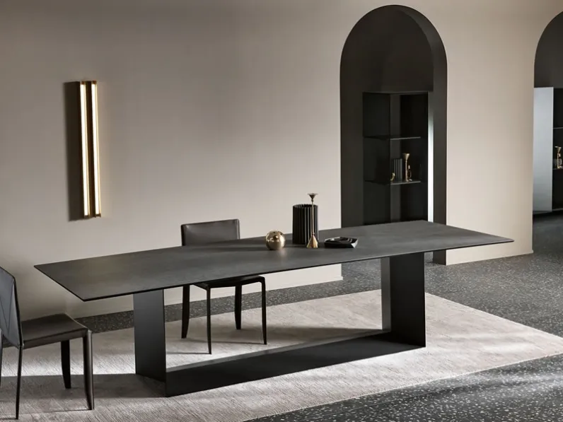 Tavolo in ceramica su basamento in metallo T5 di Tonelli