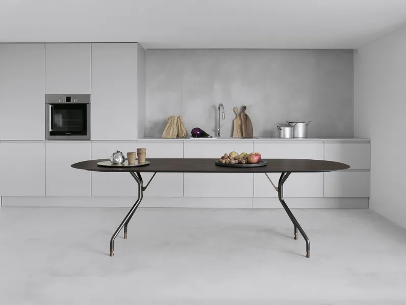 Tavolo T7 configurazione 01 con top in HPL rovere affumicato, telaio in acciaio bronzo e terminali in ottone scuro T7 di Extendo