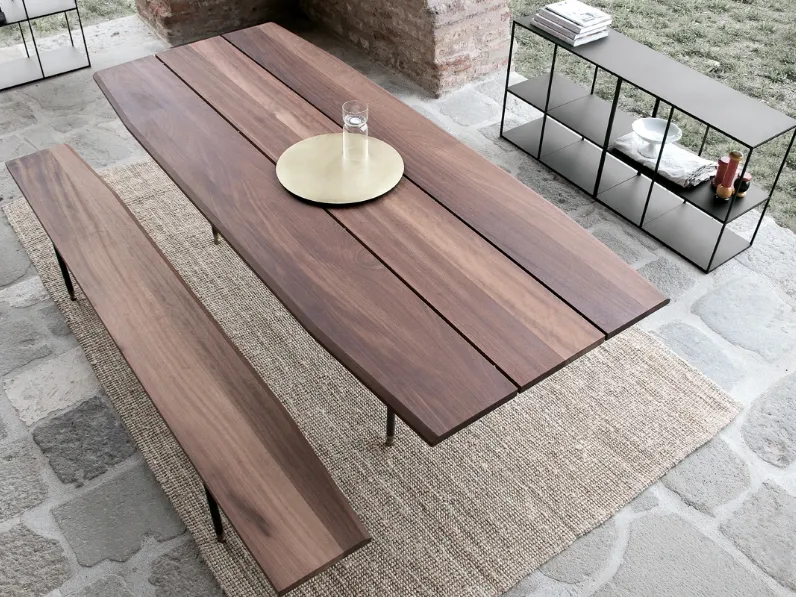 Tavolo T8 configurazione 02 con top in legno massiccio iroko outdoor di Extendo