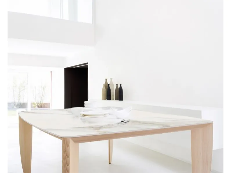 Tavolo quadrato in ceramica con gambe sagomate in legno Tablà di Domitalia