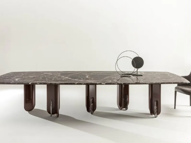 Tavolo rettangolare Talento con top in marmo e gambe in legno laccato lucido di Laura Meroni