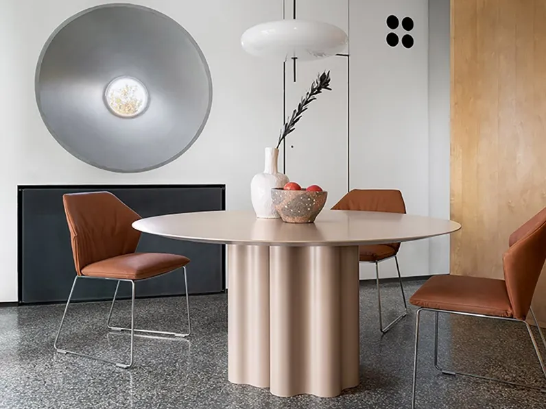 Tavolo rotondo Teatro Magico con top in vetro retrolaccato satinato e base in poliuretano rigido di Saba