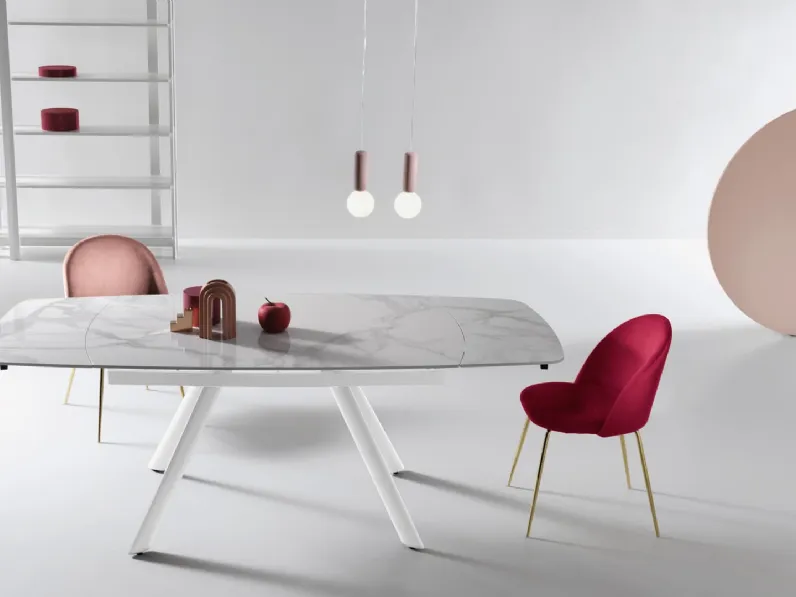 Tavolo allungabile Terence in pietra sinterizzata effetto marmo di Ikone Casa