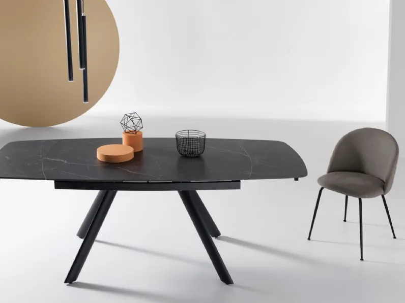 Tavolo allungabile Terence in pietra sinterizzata effetto marmo di Ikone Casa