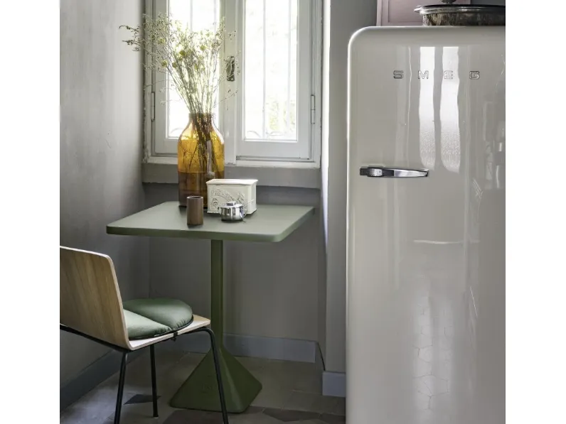 Tavolo quadrato TNP con base in ghisa di Kristalia