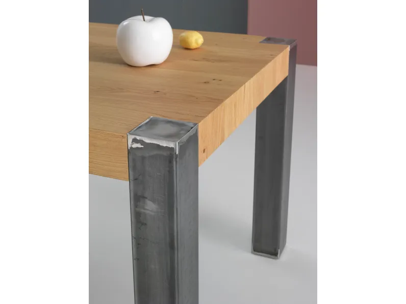 Tavolo allungabile Tola in legno impiallacciato rovere nodato di Pointhouse