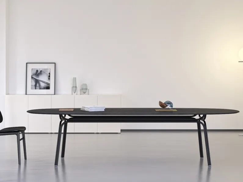 Tavolo Tubi con top in cristallo e base in tubolare di ferro di Minotti Italia