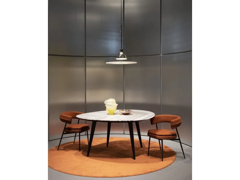 Tavolo Tweed Marble con top in marmo striato olimpico e base in acciaio di Zanotta