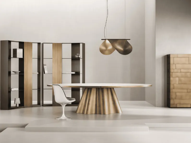 Tavolo Vela con top in marmo e base in ottone di De Castelli