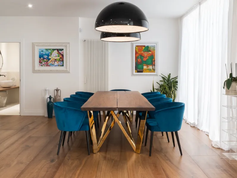 Tavolo Vero Geometrica con top in legno massello e gambe rivestite in foglia oro di Arte Brotto