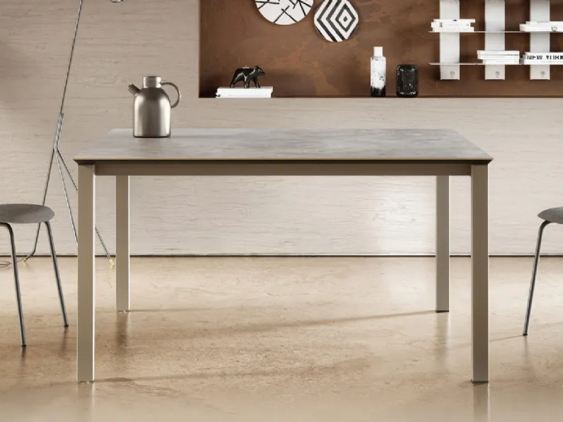 Tavolo allungabile con top in melaminico effetto cemento e base in acciaio Watson di Ambiance Italia