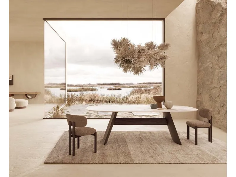 Tavolo Wave con top in ceramica Calacatta Gold, base in metallo e trave in legno di Nature Design
