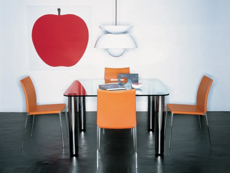 Tavolo quadrato Marcuso con top in cristallo e gambe in acciaio di Zanotta