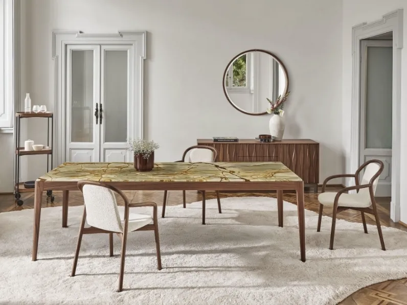 Tavolo quadrato con struttura in massello di noce canaletto e piano in marmo Ziggy di Porada