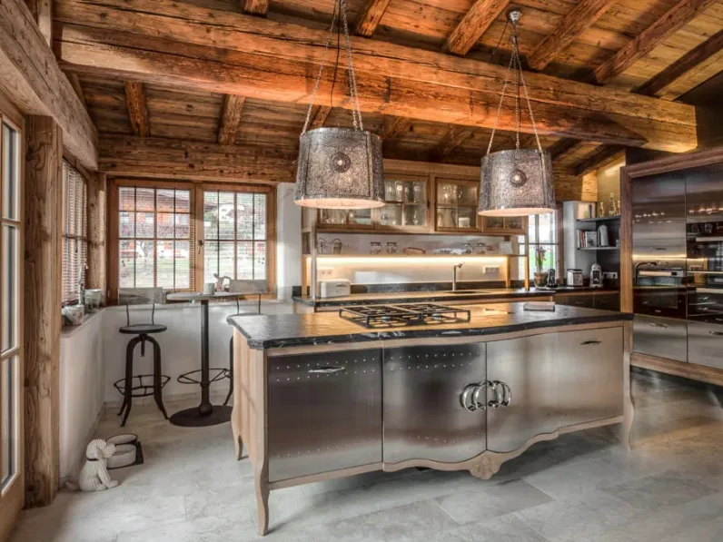 Cucina Classica Dechora con isola in acciaio e legno di Marchi