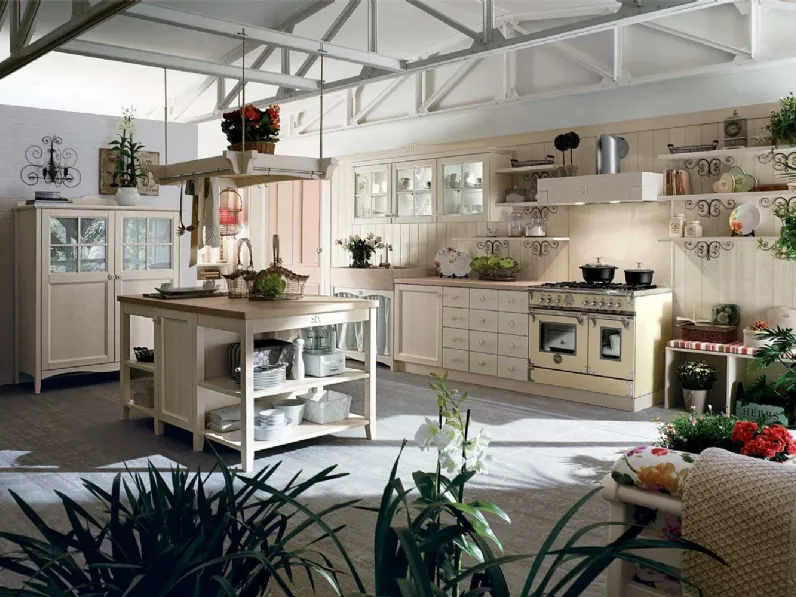 Cucina Classica con isola in legno con pensili a vetrina e base a giorno con lavello in marmo Everyday Canapa Talcato di Callesella