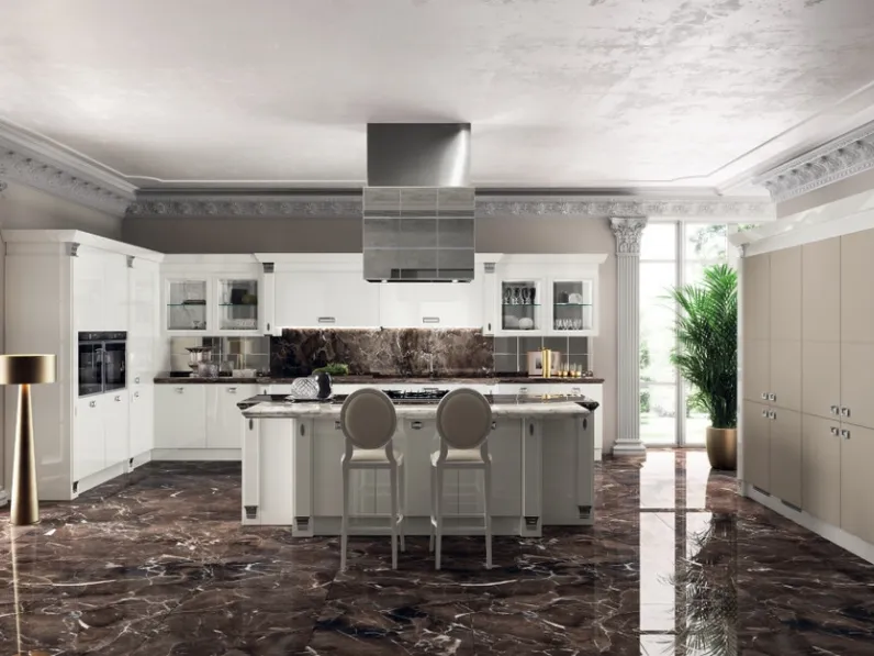 Cucina Classica Exclusiva in laccato lucido Bianco e pelle di Scavolini