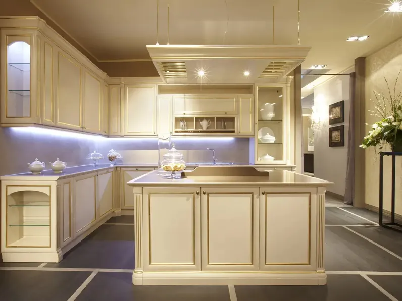 Cucina Classica con isola Le Gemme composizione 07 di Le Fablier