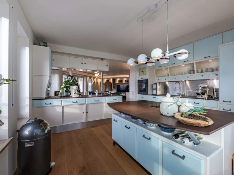 Cucina Classica con isola Saint Louis in legno laccato di Marchi