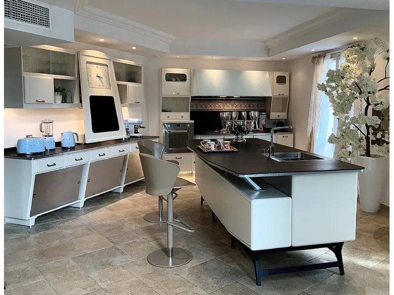 Cucina Classica con isola Saint Louis in legno laccato di Marchi