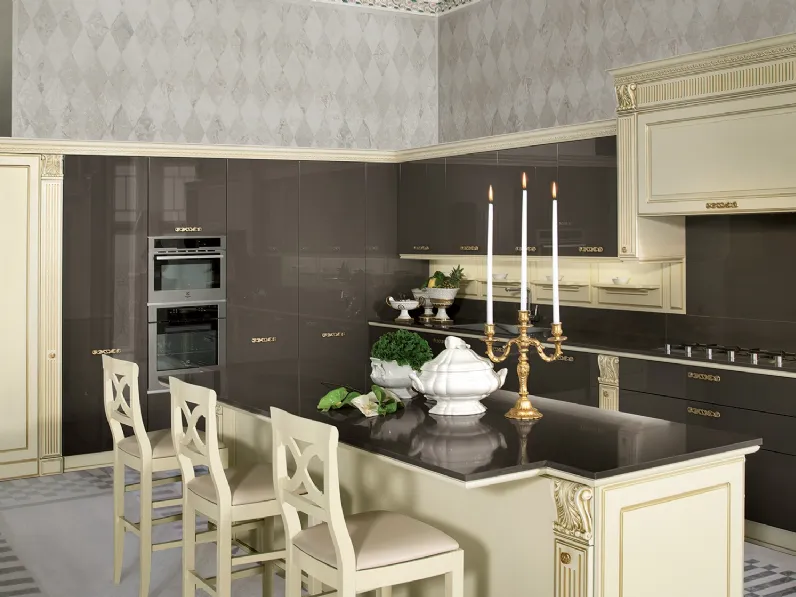 Cucina Classica con isola Mirabeau di Veneta Cucine