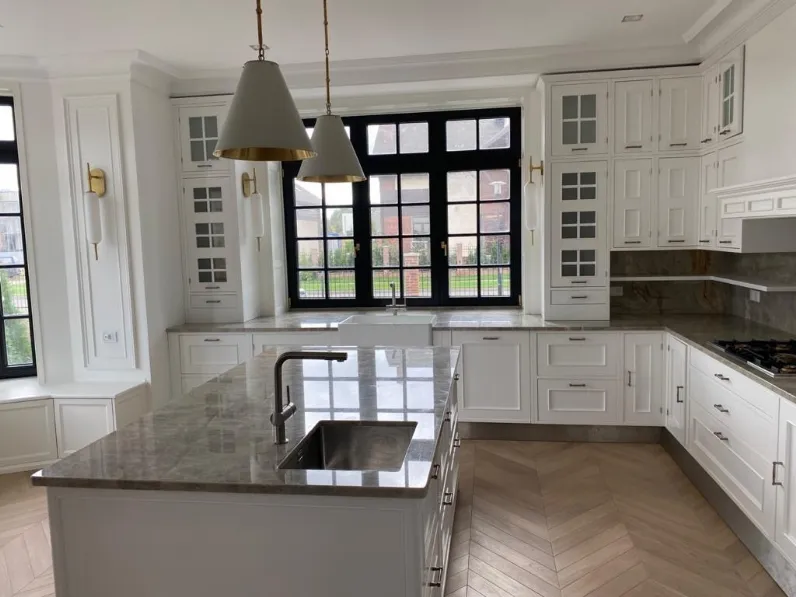 Cucina Classica con isola Montserrat in legno laccato di Marchi