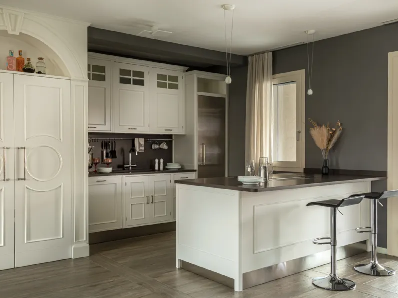 Cucina Classica con penisola Montserrat in legno laccato di Marchi