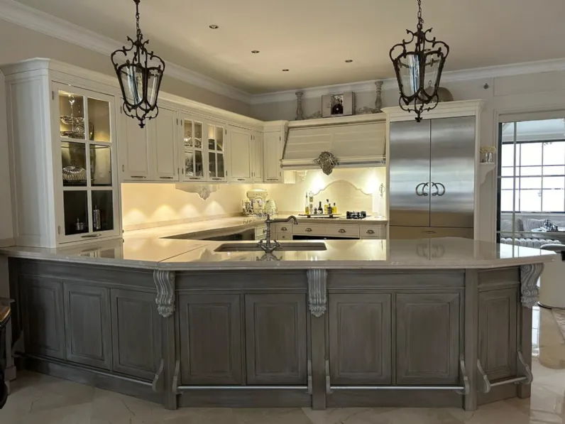 Cucina Classica con penisola Operà in legno laccato di Marchi