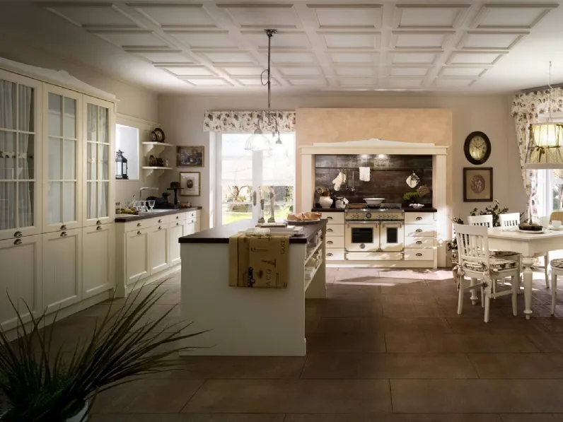 Cucina Classica con isola in legno laccato con pensili a vetrina Sweet Kitchen English Style di Callesella