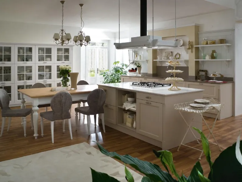 Cucina Classica con isola in legno laccato Tortora e Neve Sweet Kitchen Italian Mood di Callesella