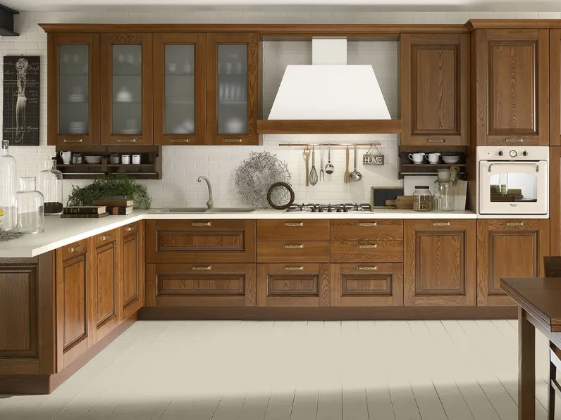 Cucina Classica con penisola Telma in massello di Frassino finitura Noce di Evo Cucine